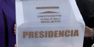 Recibe personal de la SSPT becas para servidores públicos e hijos