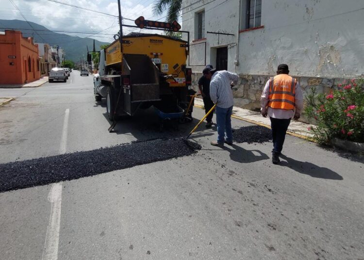 Continúa bacheo en periodo vacacional