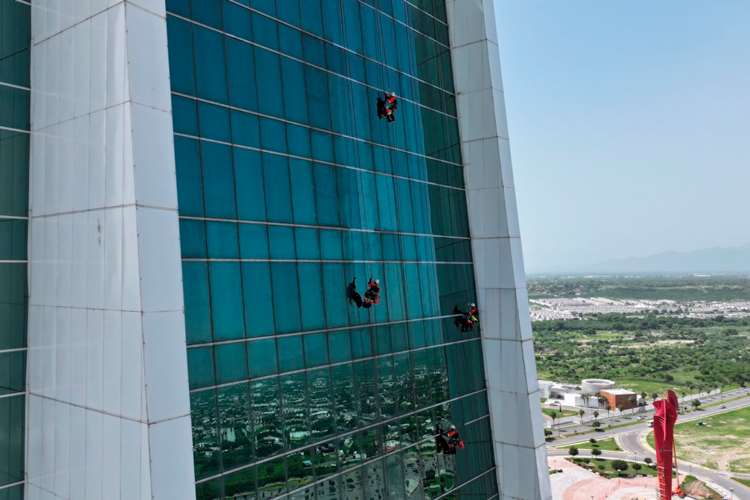 Continúan los trabajos de mantenimiento en Torre Bicentenario