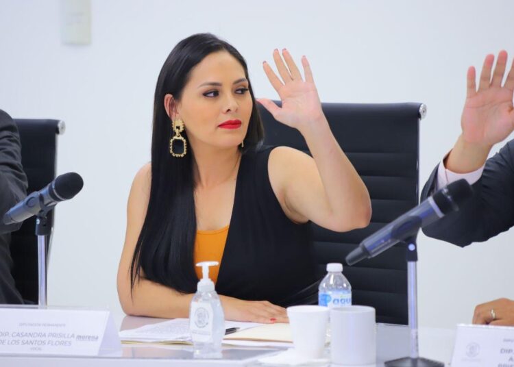 ‘Legisla’ Cassandra de los Santos hasta el último peso
