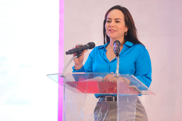 Cumple Gobierno Municipal con pago de becas UNE 2024 y apoyo a maestros