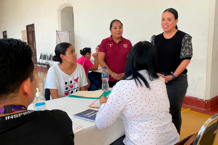 Cumple Gobierno Municipal con pago de becas UNE 2024 y apoyo a maestros