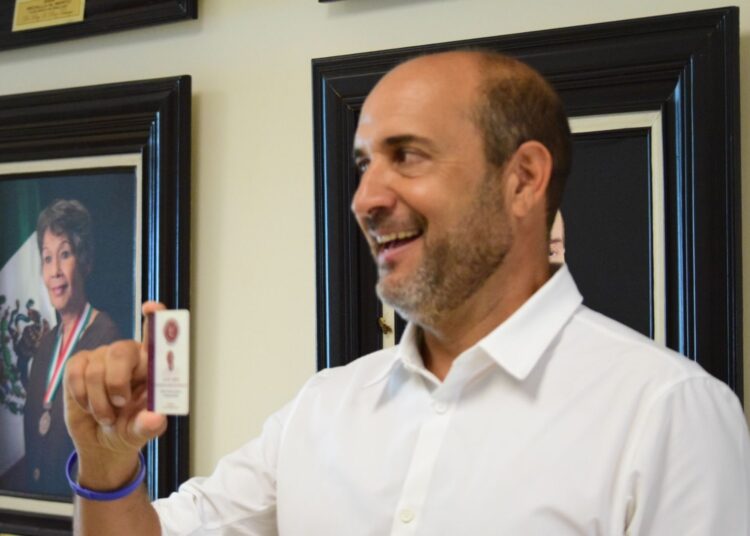 Pepe Schekaiban llega a tomarse la foto oficial ‘con Morena’