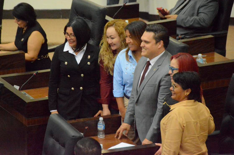 Pasarela de diputados arranca con el llamado “¡pero te peinas cuñao!”