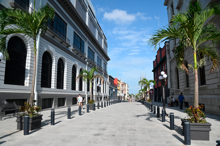 Por Concluir Conversión a Semipeatonal de la calle Salvador Díaz Mirón