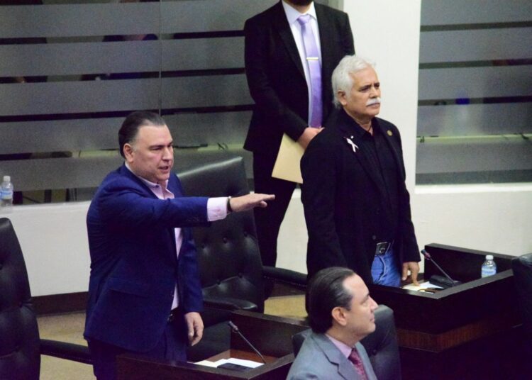 Gerardo Peña rinde protesta con suspensión de amparo