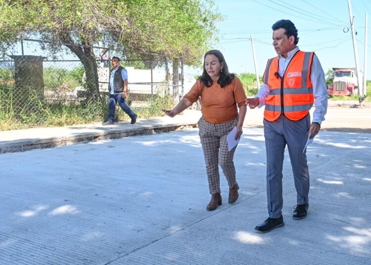Supervisa Lalo Gattás avance de obra de pavimentación con concreto hidráulico en la México