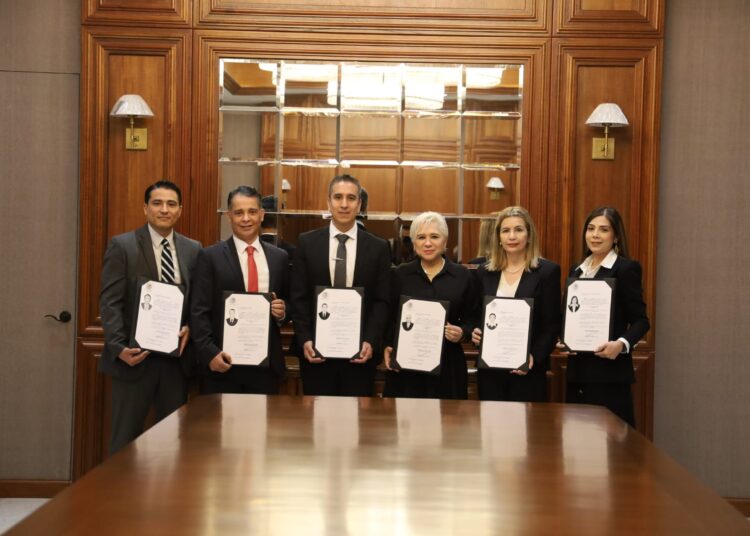 Entrega gobernador Fiat de notarios públicos