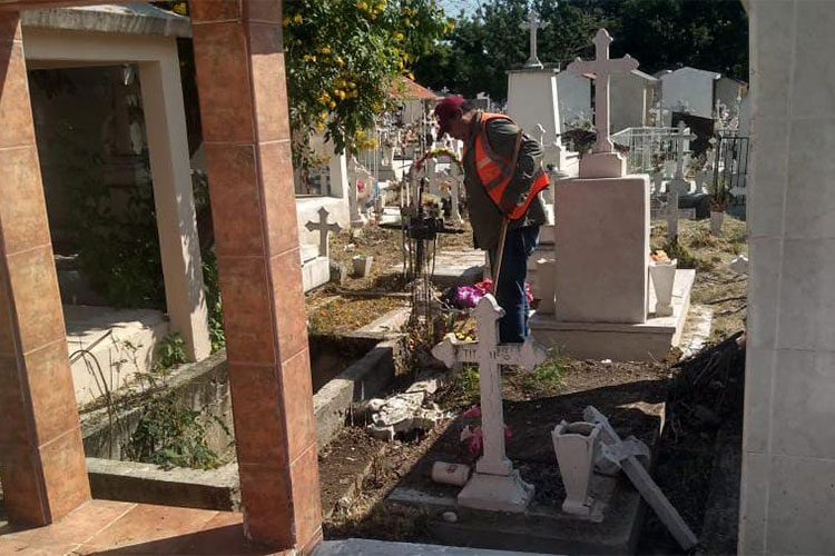 Trabaja Gobierno en limpieza de panteones municipales