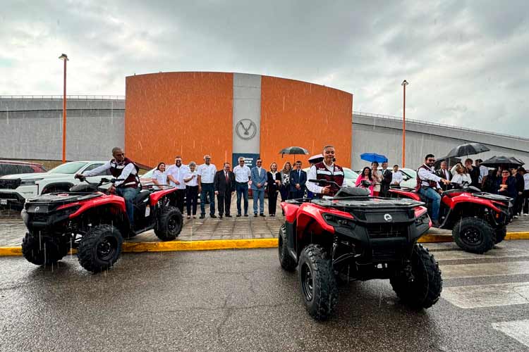 Rector de la UAT entrega equipamiento de vehículos a las facultades de la zona sur