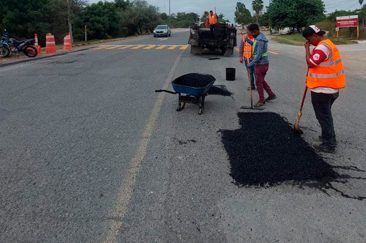 Con trabajos de bacheo y rastreo, Municipio continúa mejorando movilidad urbana