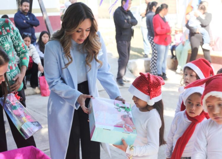 Comienzan a recibir niñas y niños primeros donativos de juguetes del DIF Victoria
