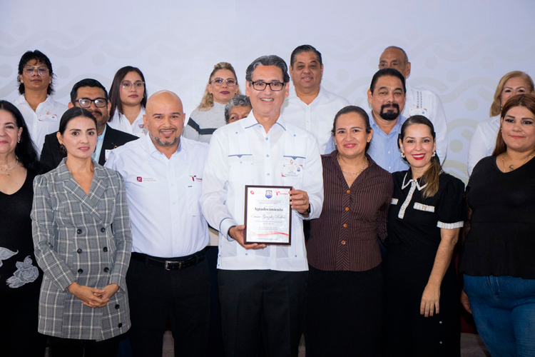 Maestros y alumnos de la “Melchor Ocampo” entregan reconocimiento a Erasmo González