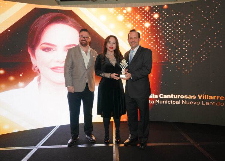 Reconocen agentes aduanales de Laredo, Tx, liderazgo de Carmen Lilia con entrega de premio ALFA
