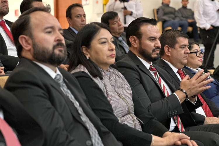 Maestros y alumnos de la “Melchor Ocampo” entregan reconocimiento a Erasmo González