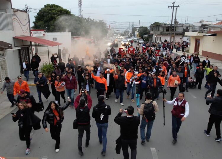 Encabeza rector caravana naranja en apoyo al Correcaminos