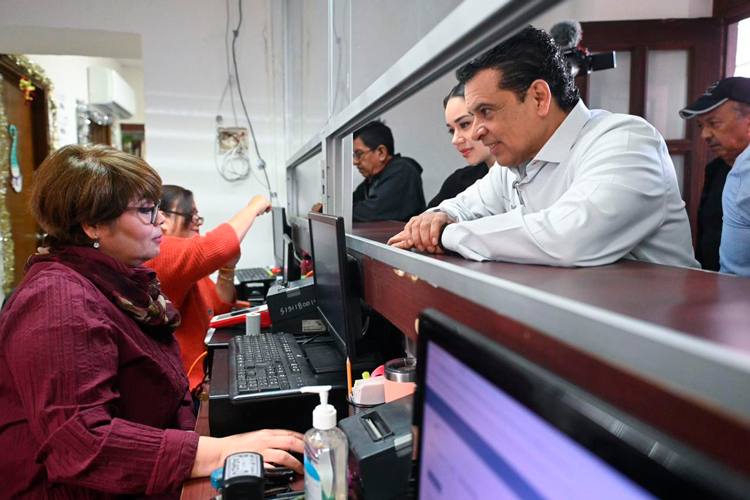 Cumplen Presidente y funcionarios de Gobierno de Victoria con pago de impuesto predial