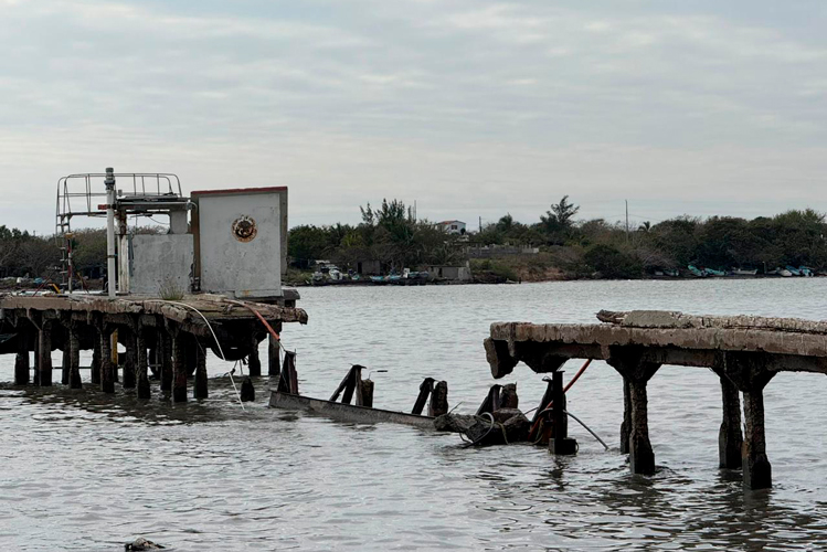 Colapsa muelle en Ciudad Madero a causa del intenso oleaje