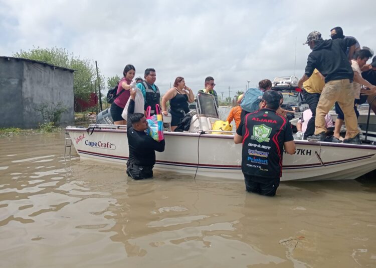 Tiene Guardia Estatal 24 horas rescatando familias inundadas en Reynosa