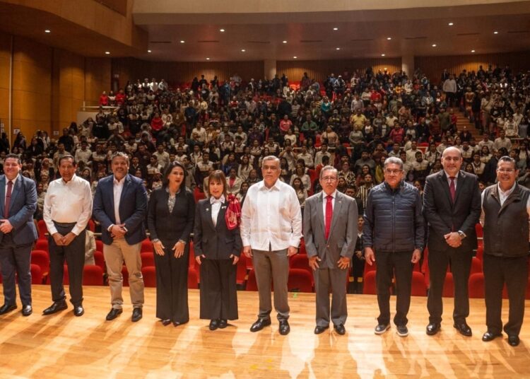 Entrega Universidad Tecnológica de Nuevo Laredo becas a estudiantes destacados