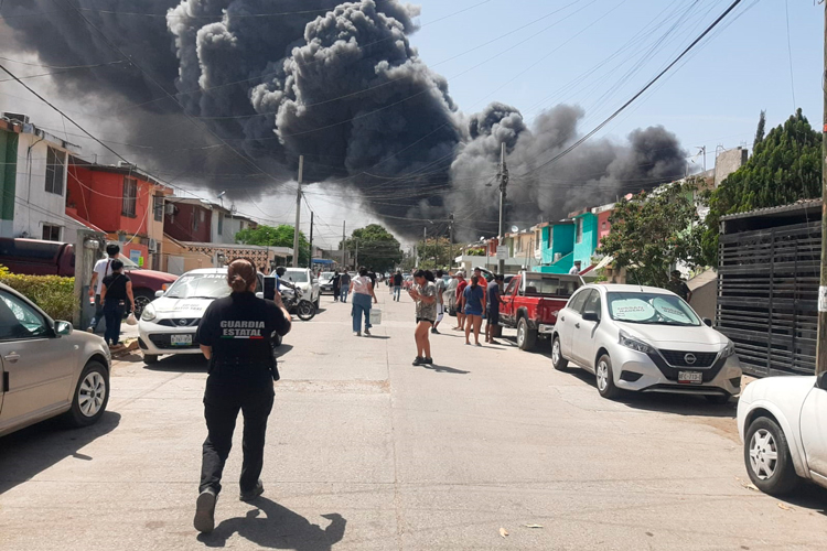Guardia Estatal apoya con traslado a personas afectadas por incendio