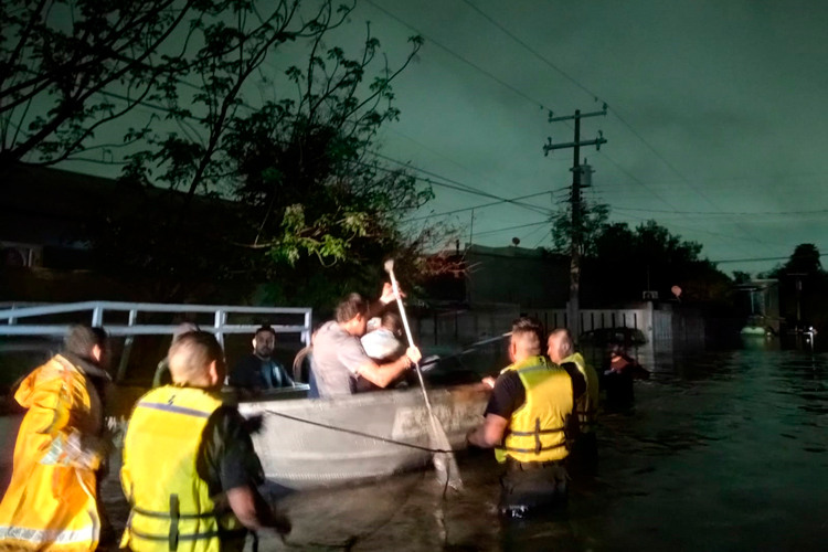 Rescata Guardia Estatal a población por inundaciones en Reynosa