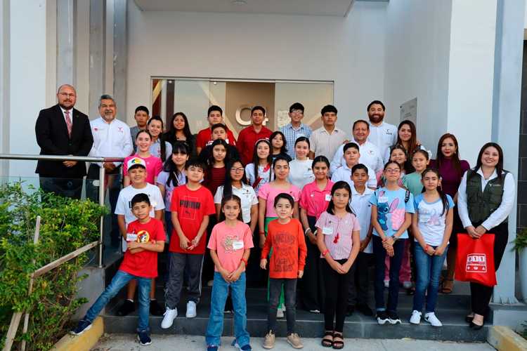 Regala CEDES Matamoros piñatas elaboradas por PPLs a niños y niñas del ejido La Bartolina
