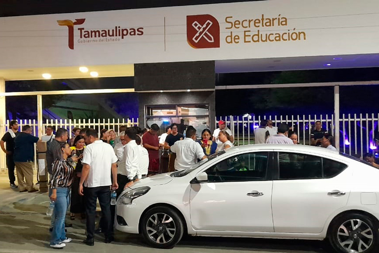 Mantienen maestros toma de la SET; reclaman liberar trámites