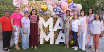 Abraza Patty Chío a las mamás de El Mante