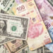 Peso retrocede para cotizar a 19.35 por dólar; la bolsa mexicana avanza