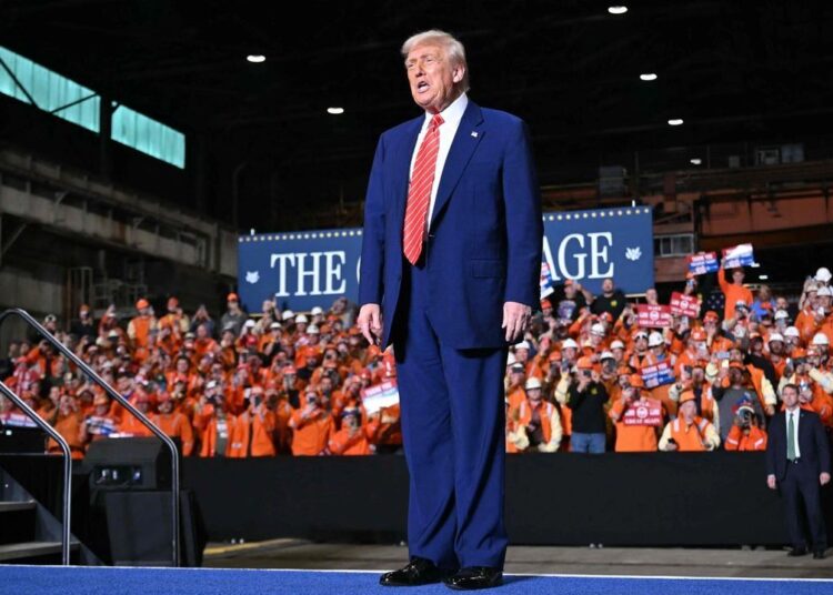 Anuncia Trump aranceles al acero de hasta el 50%