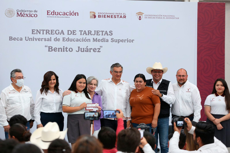 Atestigua Américo entrega de becas y destaca apoyo de la presidenta Claudia