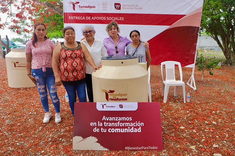 Entrega SEBIEN tinacos en Aldama
