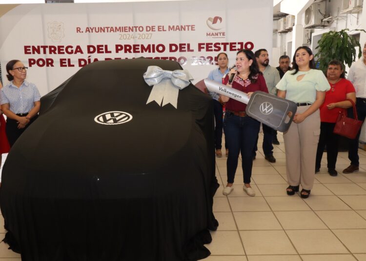 Entrega Patty Chío Automóvil a maestra Ganadora de rifa