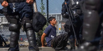 Imponen toque de queda en Los Ángeles; reclamo vs redadas en todo EU
