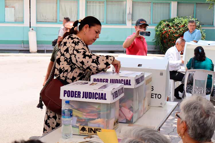 Emite Patty Chío voto en elección del Poder Judicial