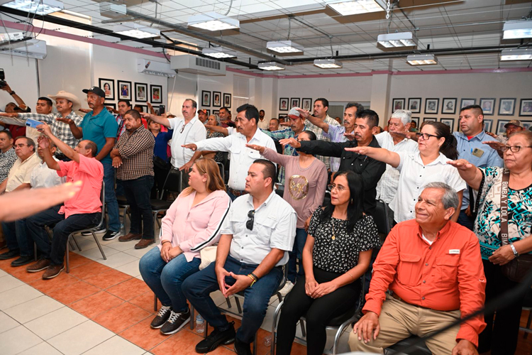 Entrega alcalde nombramientos a delegados ejidales