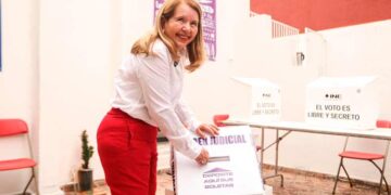 Acude Loretta Ortiz a emitir su voto durante la jornada electoral del PJ
