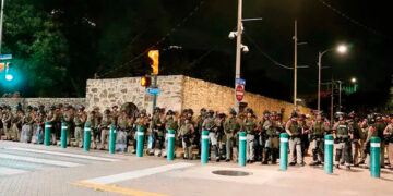 Texas levanta muro militar por protestas