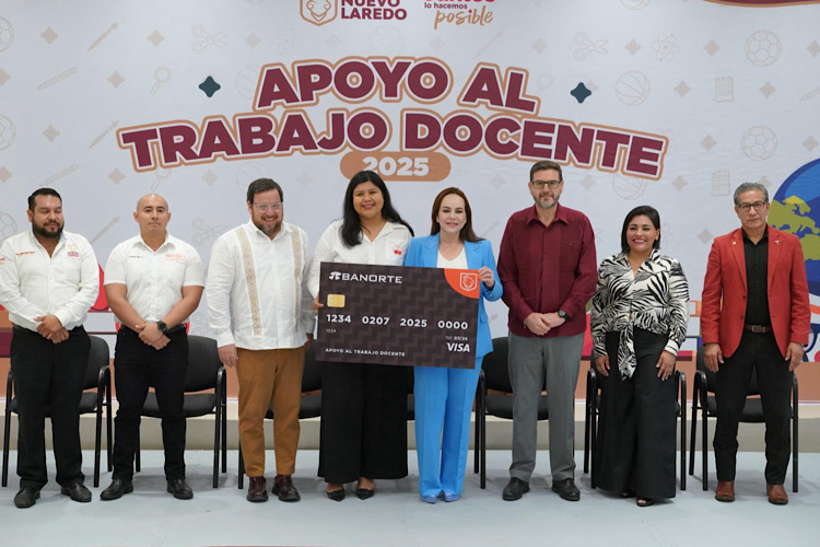 Entrega Carmen Lilia bonos económicos a maestros de NLD