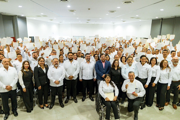 Entrega SET plazas a personal del Centro Estatal de Tecnología Educativa
