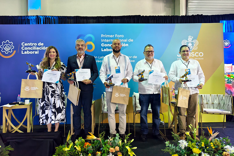 Entrega SET plazas a personal del Centro Estatal de Tecnología Educativa