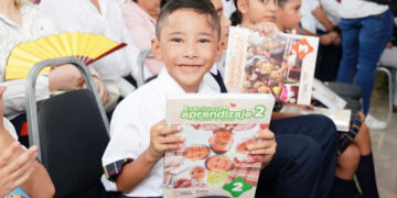 Nuevo Laredo da inicio al ciclo escolar 2025-2026 con entrega de libros de texto, útiles y más de 72 mil guías didácticas
