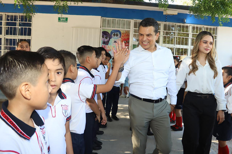 Entrega alcalde aula educativa en arranque del ciclo escolar en Victoria