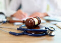 Quejas por citas lejanas y malos tratos dominan en Arbitraje Médico