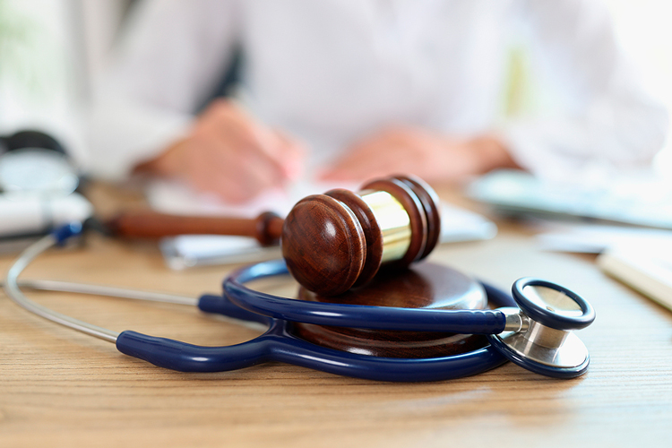 Quejas por citas lejanas y malos tratos dominan en Arbitraje Médico