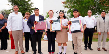 Entrega Carmen Lilia más de 9 mil uniformes a estudiantes y docentes de prepas municipales