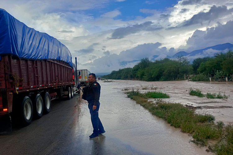 Circulación suspendida en la Carretera Federal 101 por desbordamiento de arroyo