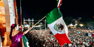 Celebran más de 45 mil Neolaredenses grito de independencia encabezado por Carmen Lilia Caturosas
