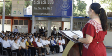 Inaugura Patty Chío ciclo escolar con entrega de útiles y libros